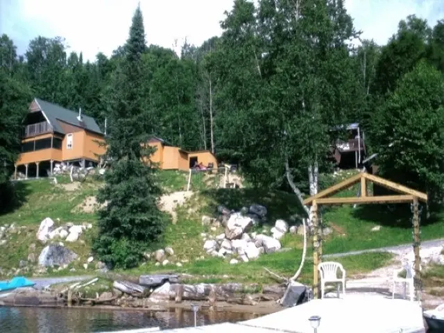 Green Wilderness Lodge buildings beside Mattagami Lake